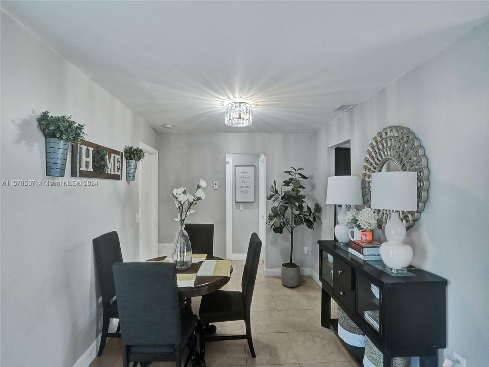 Active With Contract: $470,000 (2 beds, 2 baths, 1096 Square Feet)