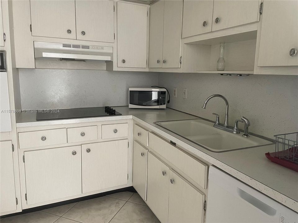 For Rent: $1,980 (1 beds, 1 baths, 705 Square Feet)