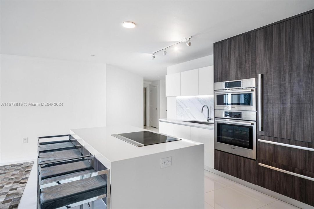 Active With Contract: $7,900 (2 beds, 3 baths, 1560 Square Feet)