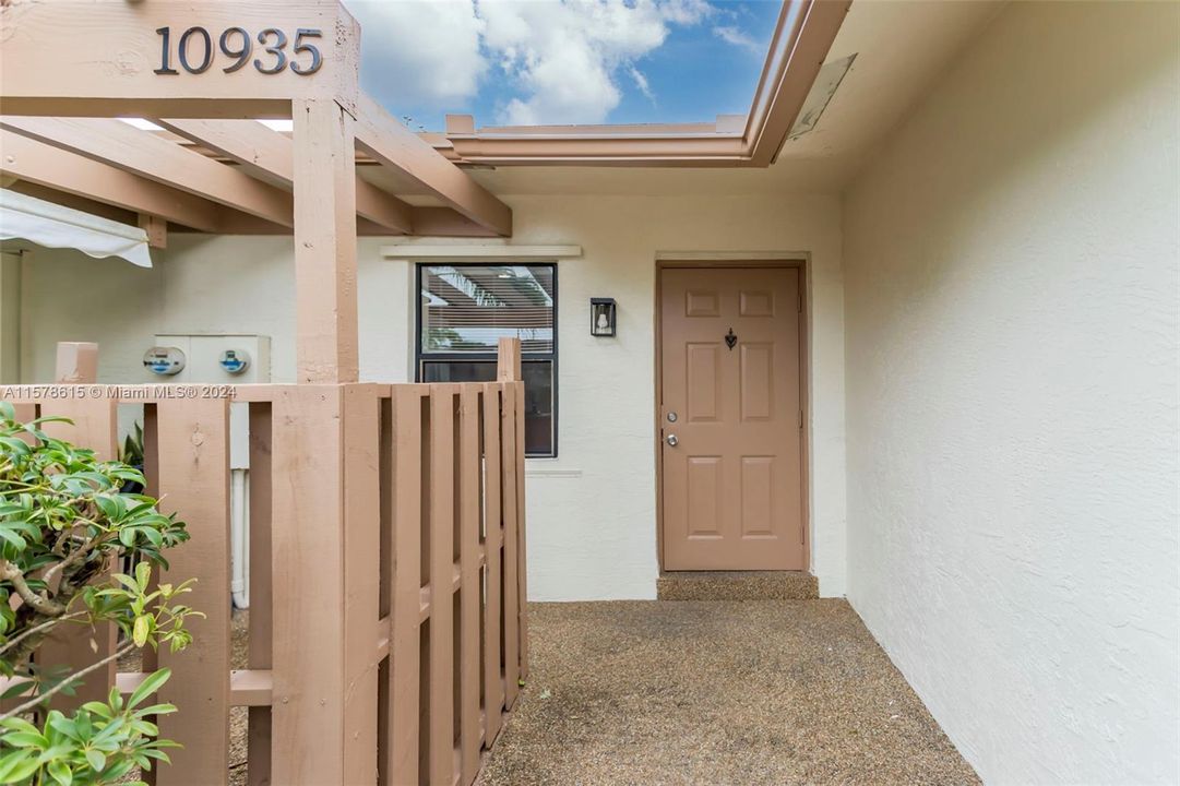Active With Contract: $375,000 (3 beds, 2 baths, 1118 Square Feet)