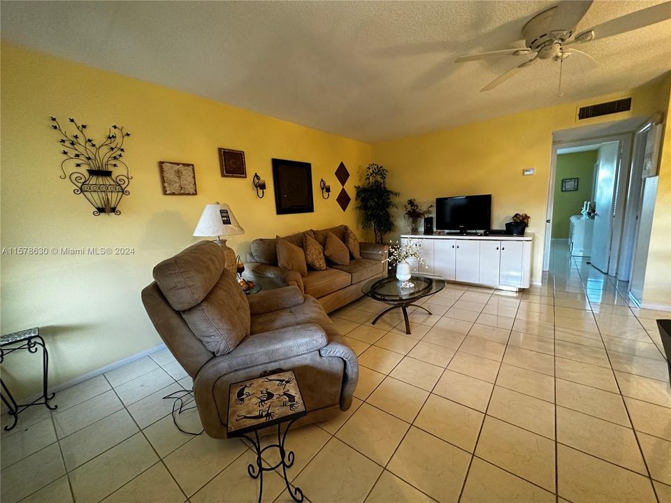 For Sale: $130,000 (1 beds, 1 baths, 720 Square Feet)