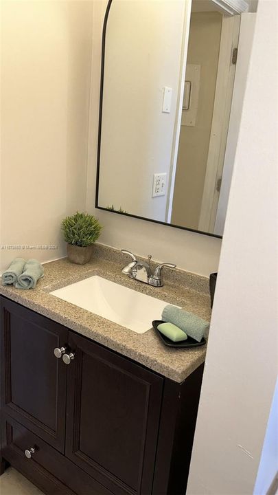 Active With Contract: $1,700 (1 beds, 1 baths, 658 Square Feet)