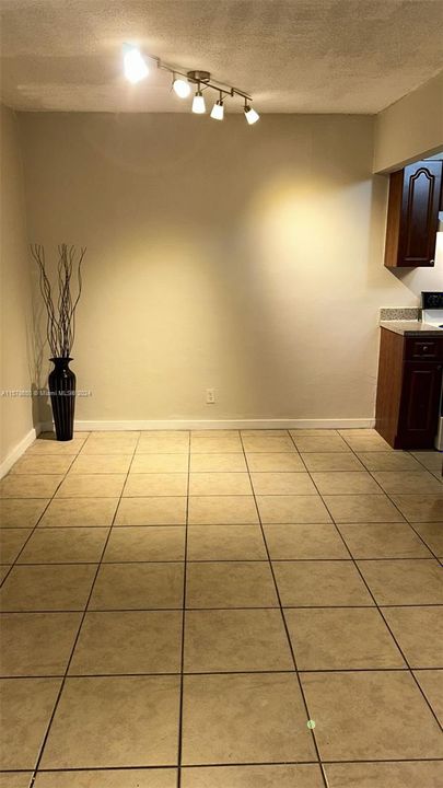 Active With Contract: $1,700 (1 beds, 1 baths, 658 Square Feet)
