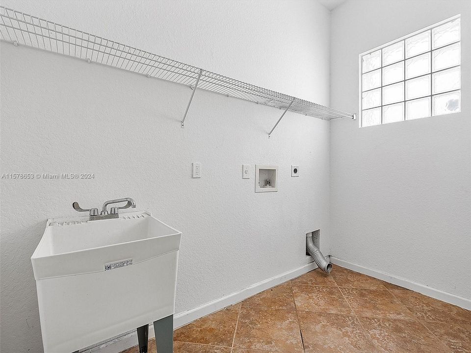 待售: $522,500 (4 贝兹, 2 浴室, 0 平方英尺)