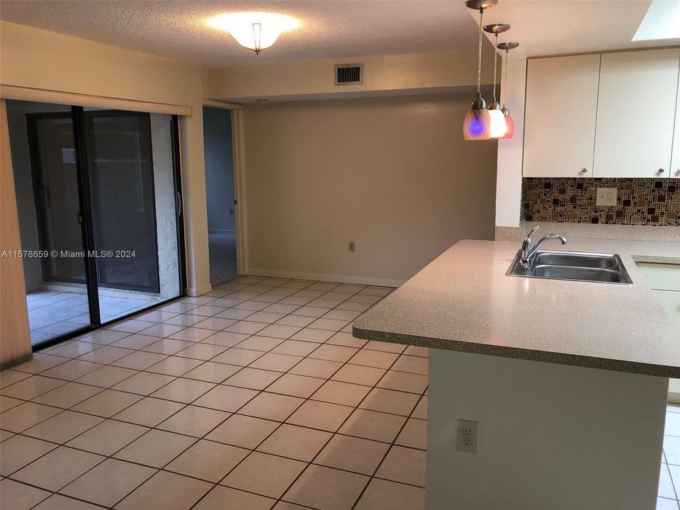 For Rent: $2,400 (2 beds, 2 baths, 1005 Square Feet)