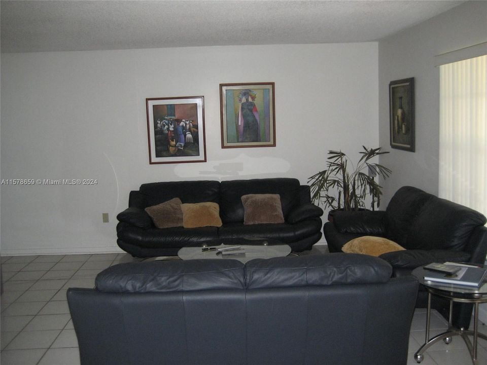 For Rent: $2,400 (2 beds, 2 baths, 1005 Square Feet)