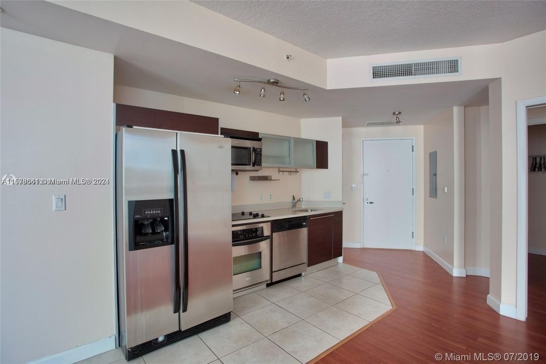 Active With Contract: $2,500 (0 beds, 1 baths, 594 Square Feet)