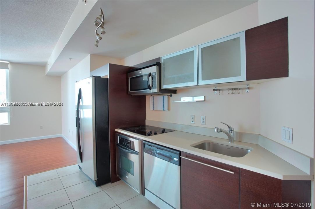 Active With Contract: $2,500 (0 beds, 1 baths, 594 Square Feet)