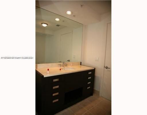 В аренду: $4,200 (1 спален, 1 ванн, 881 Квадратных фут)