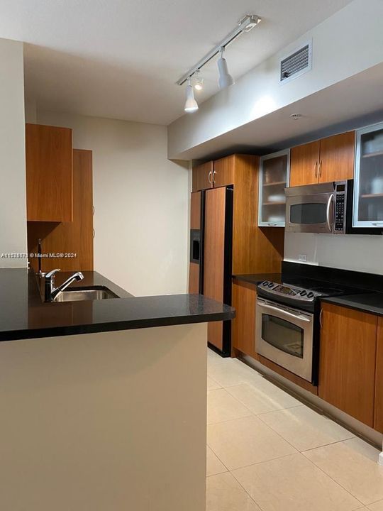 For Rent: $2,300 (1 beds, 1 baths, 841 Square Feet)
