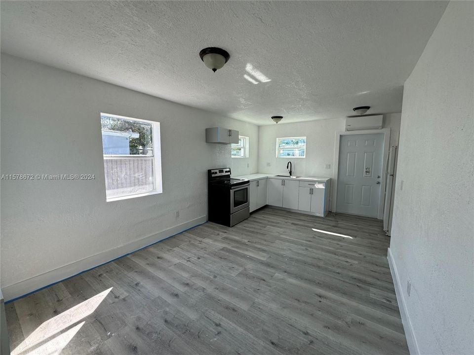 Active With Contract: $450,000 (0 beds, 0 baths, 987 Square Feet)