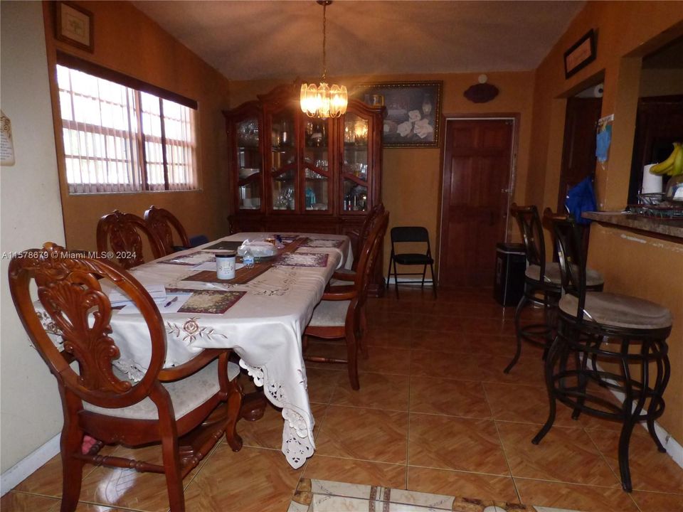 En Venta: $750,000 (6 camas, 4 baños, 2443 Pies cuadrados)