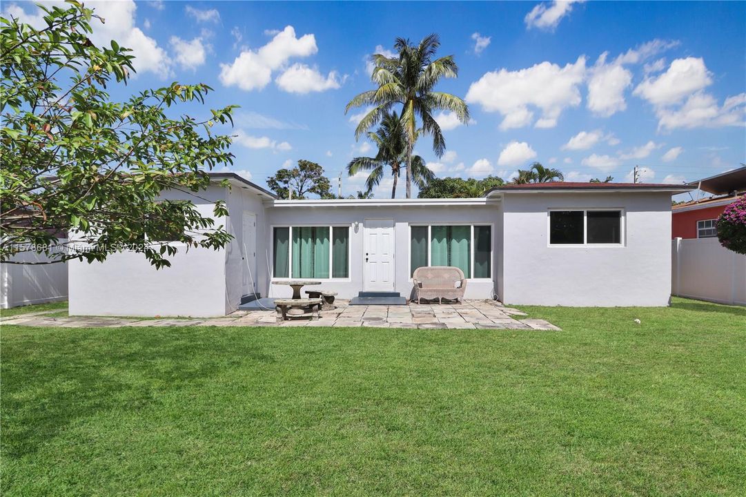 For Sale: $650,000 (3 beds, 2 baths, 1384 Square Feet)