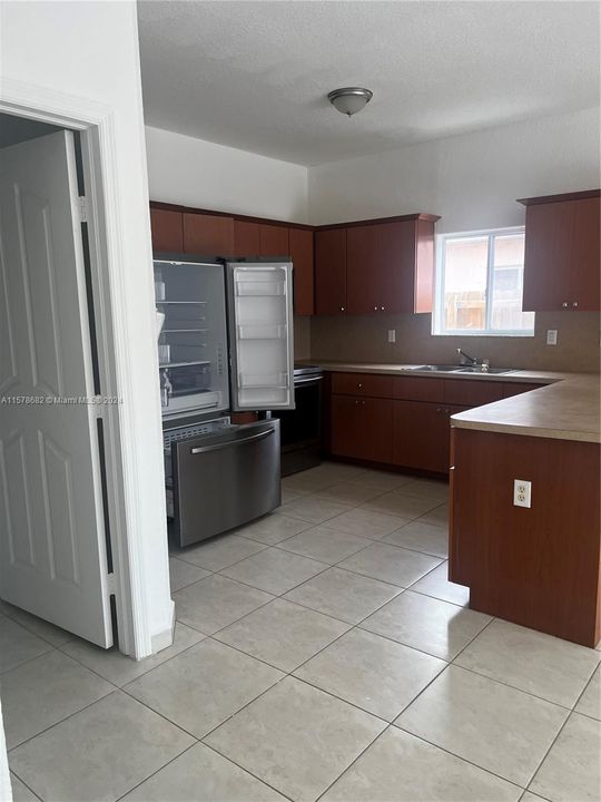 Recently Rented: $3,000 (3 beds, 2 baths, 1740 Square Feet)