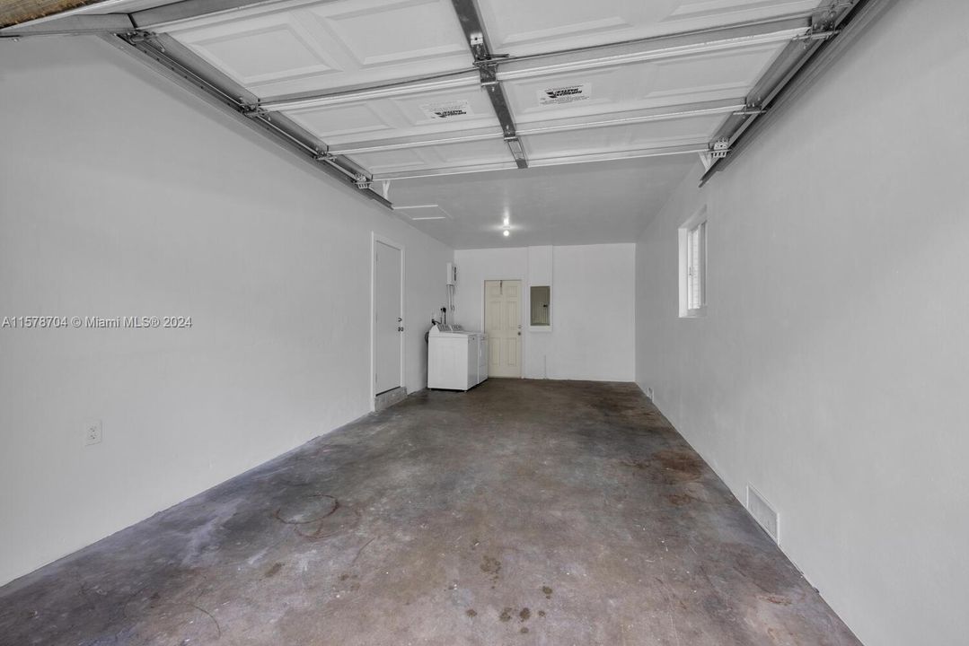 Recently Rented: $3,350 (3 beds, 2 baths, 1100 Square Feet)