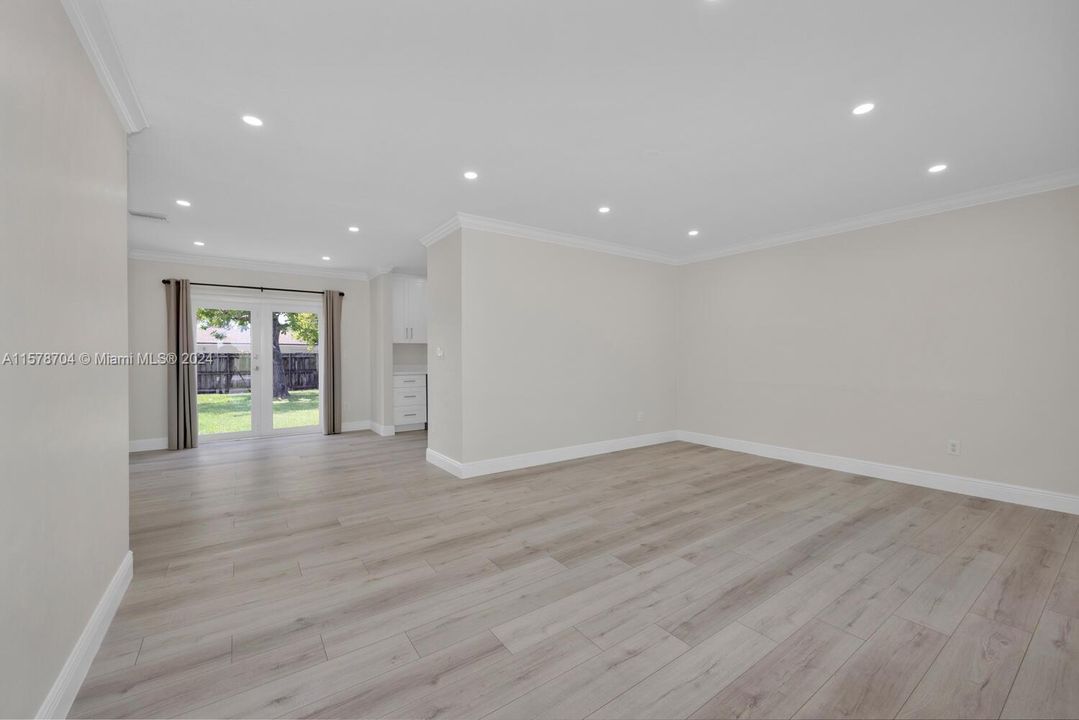 Recently Rented: $3,350 (3 beds, 2 baths, 1100 Square Feet)