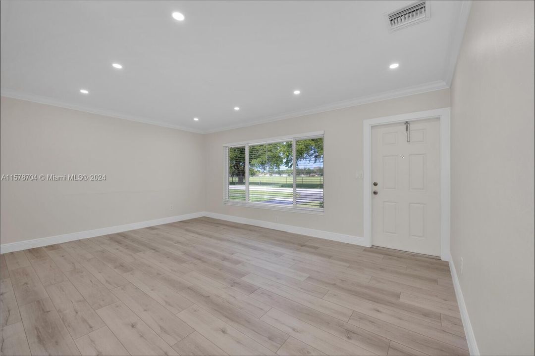 Recently Rented: $3,350 (3 beds, 2 baths, 1100 Square Feet)