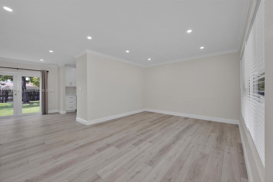 Recently Rented: $3,350 (3 beds, 2 baths, 1100 Square Feet)