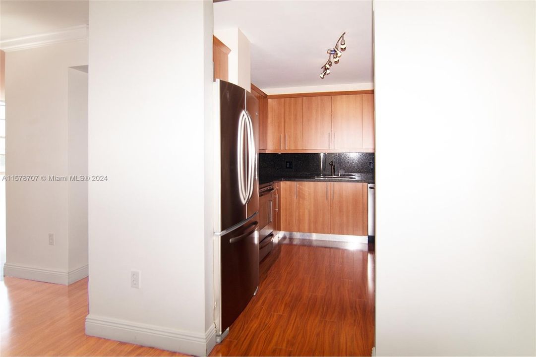 For Sale: $349,900 (2 beds, 2 baths, 990 Square Feet)