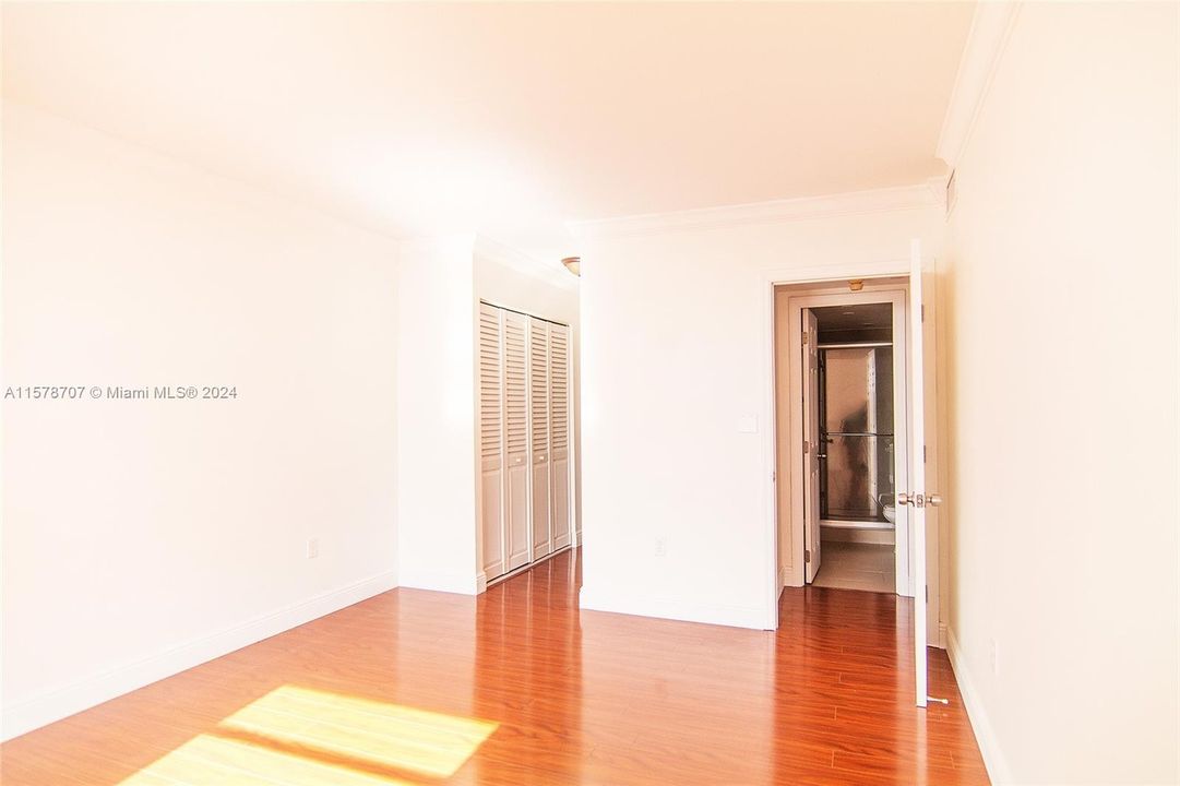 For Sale: $349,900 (2 beds, 2 baths, 990 Square Feet)
