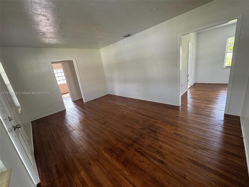 For Rent: $3,500 (3 beds, 1 baths, 1045 Square Feet)
