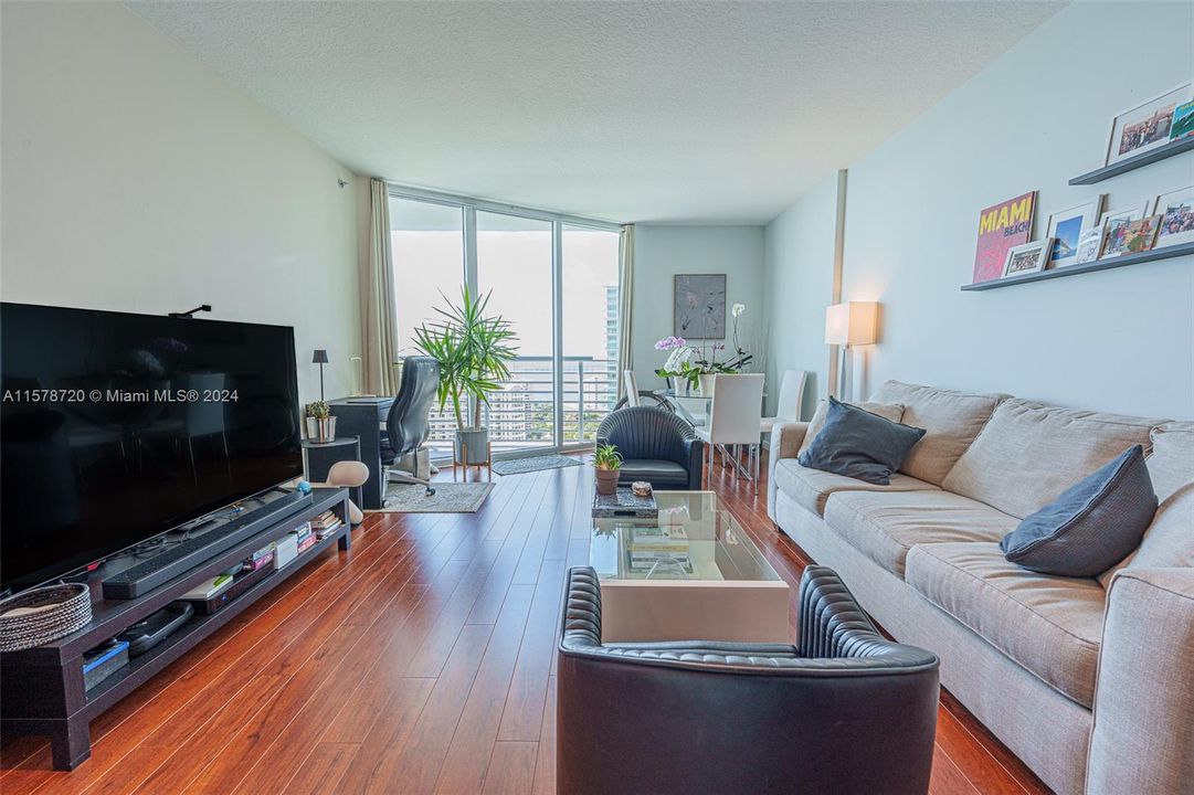 Active With Contract: $3,200 (1 beds, 1 baths, 868 Square Feet)