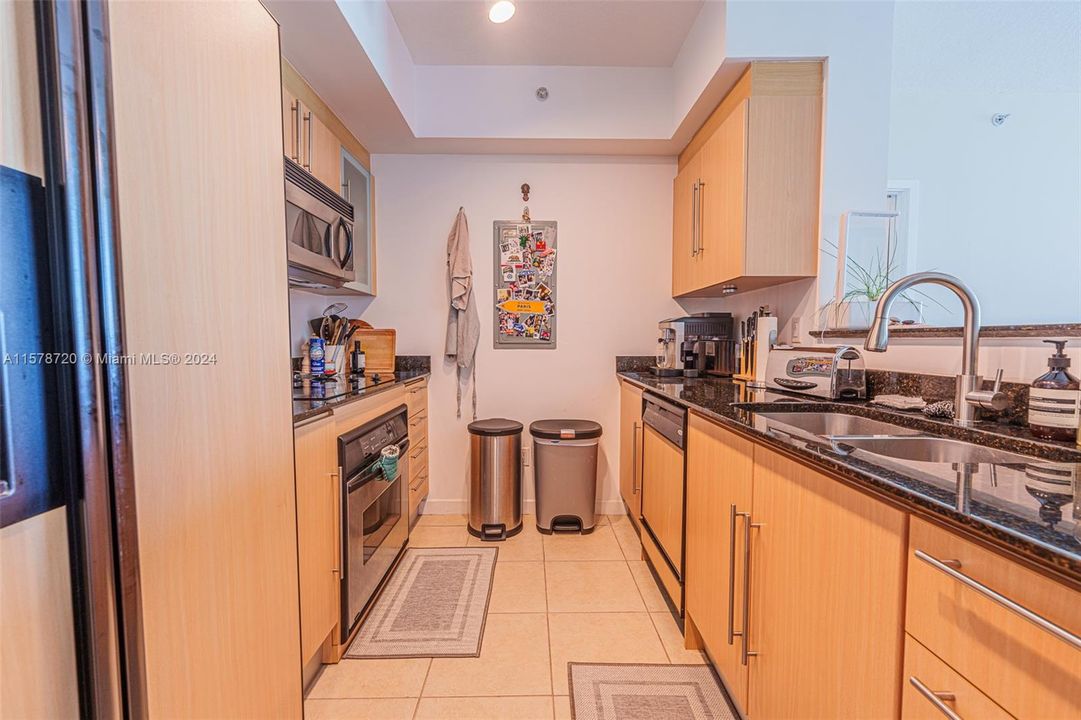 Active With Contract: $3,200 (1 beds, 1 baths, 868 Square Feet)