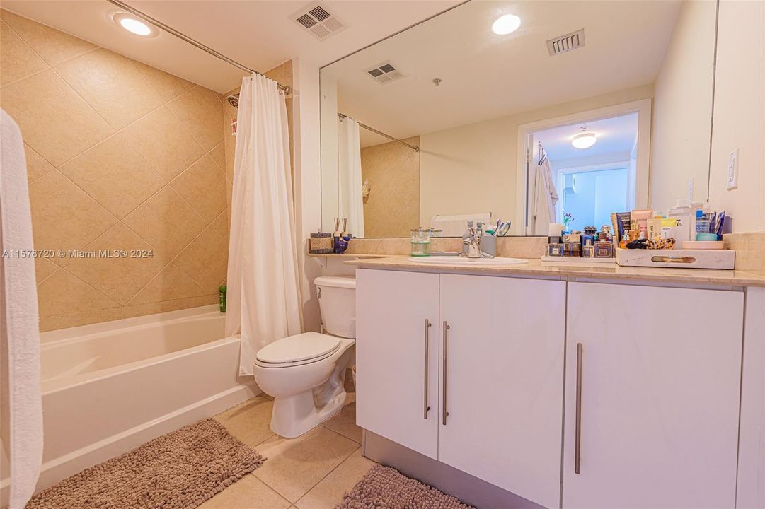 Active With Contract: $3,200 (1 beds, 1 baths, 868 Square Feet)