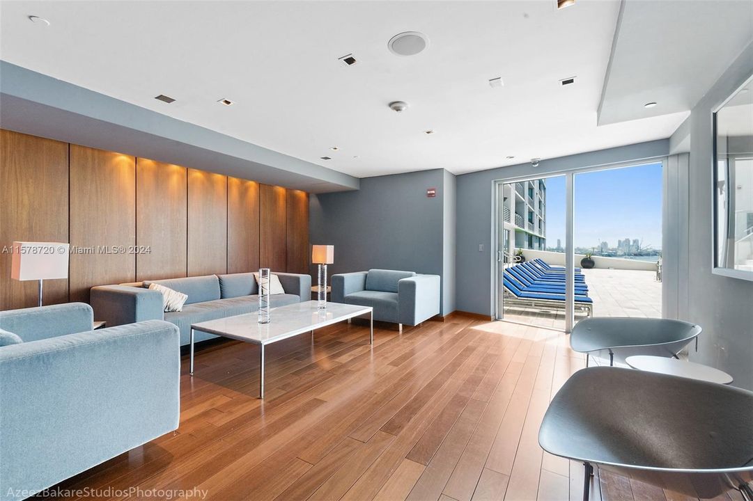 Active With Contract: $3,200 (1 beds, 1 baths, 868 Square Feet)