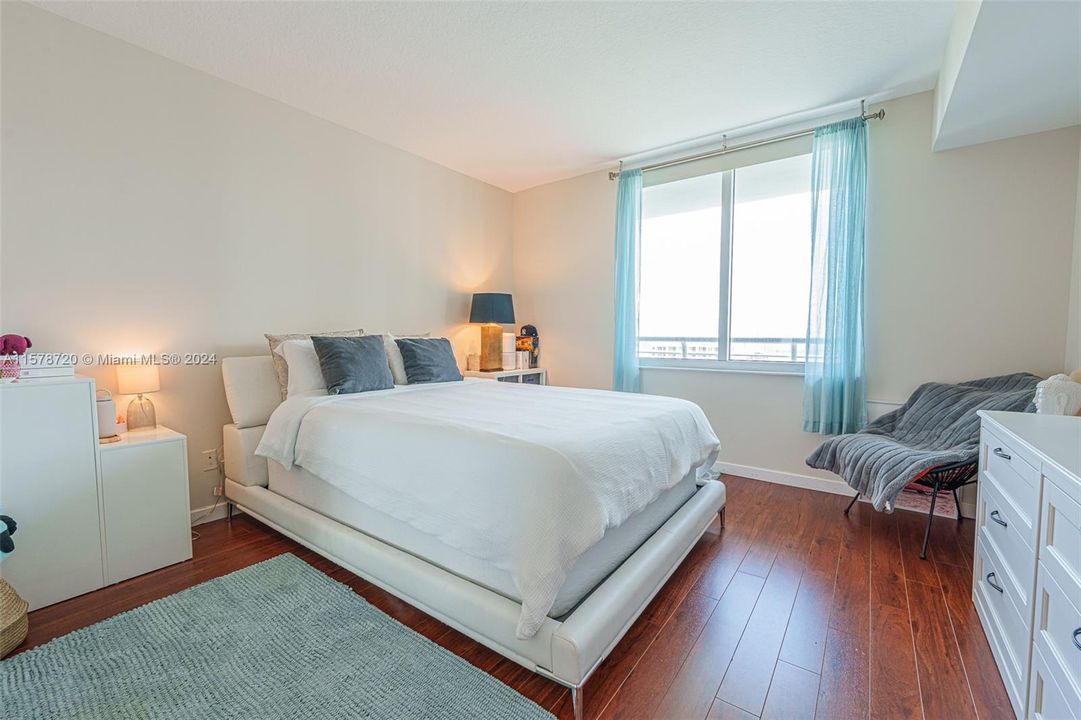 Active With Contract: $3,200 (1 beds, 1 baths, 868 Square Feet)