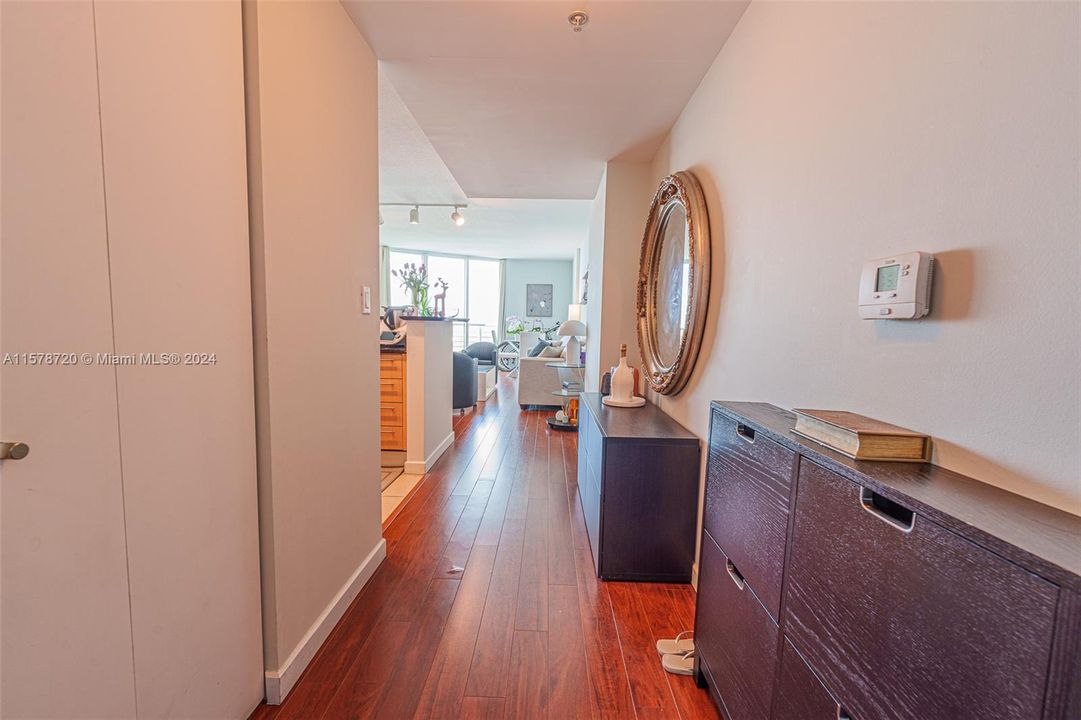 Active With Contract: $3,200 (1 beds, 1 baths, 868 Square Feet)