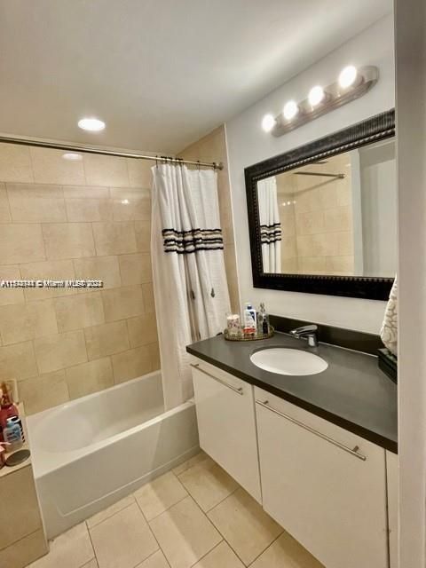 For Rent: $2,700 (1 beds, 1 baths, 736 Square Feet)