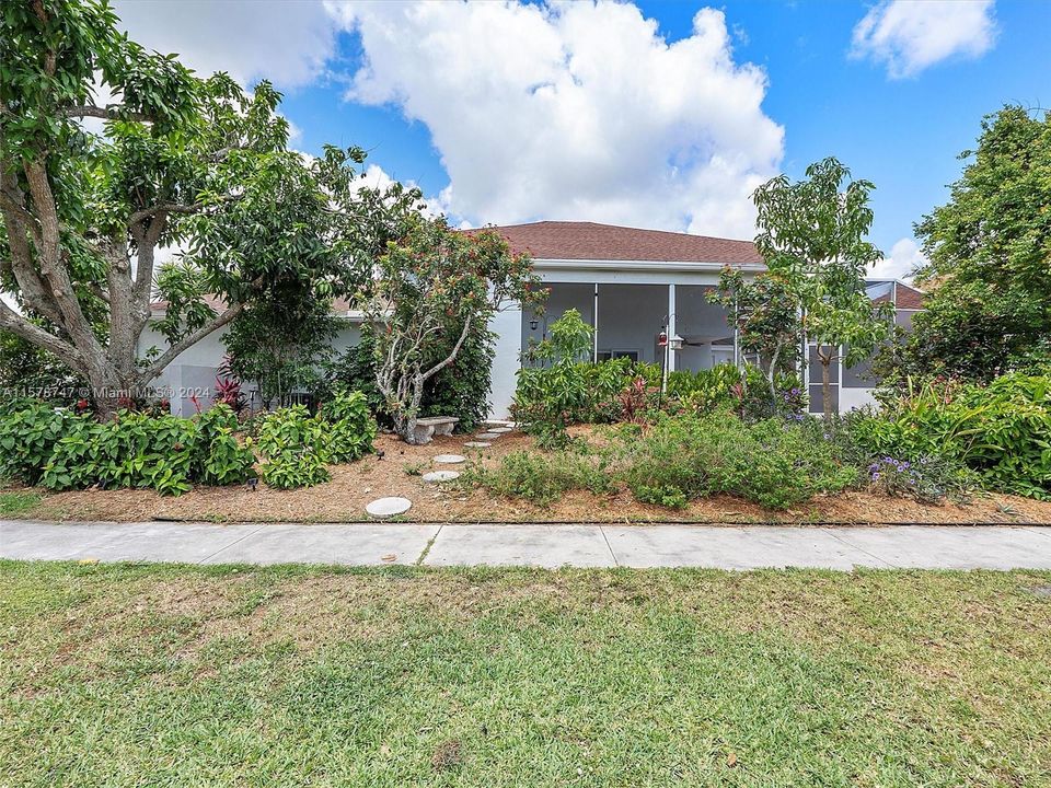 Active With Contract: $3,950 (4 beds, 2 baths, 2133 Square Feet)