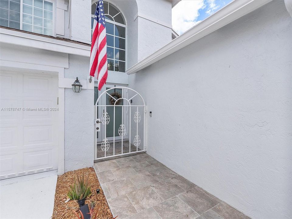 Active With Contract: $3,950 (4 beds, 2 baths, 2133 Square Feet)