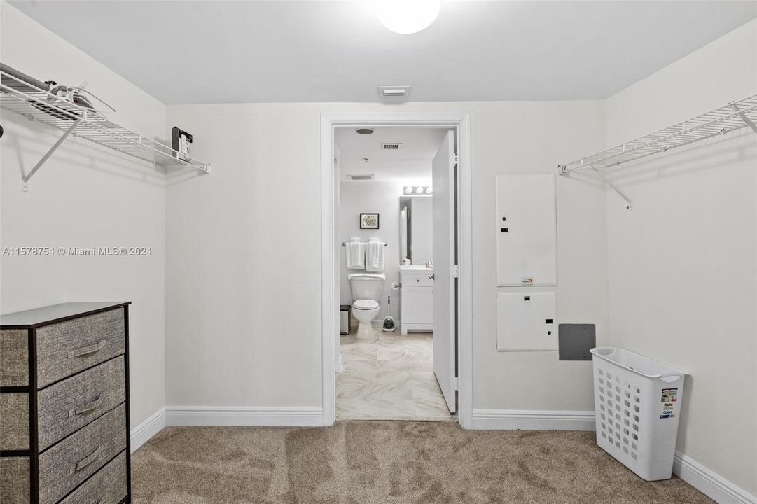 For Sale: $375,000 (1 beds, 1 baths, 791 Square Feet)