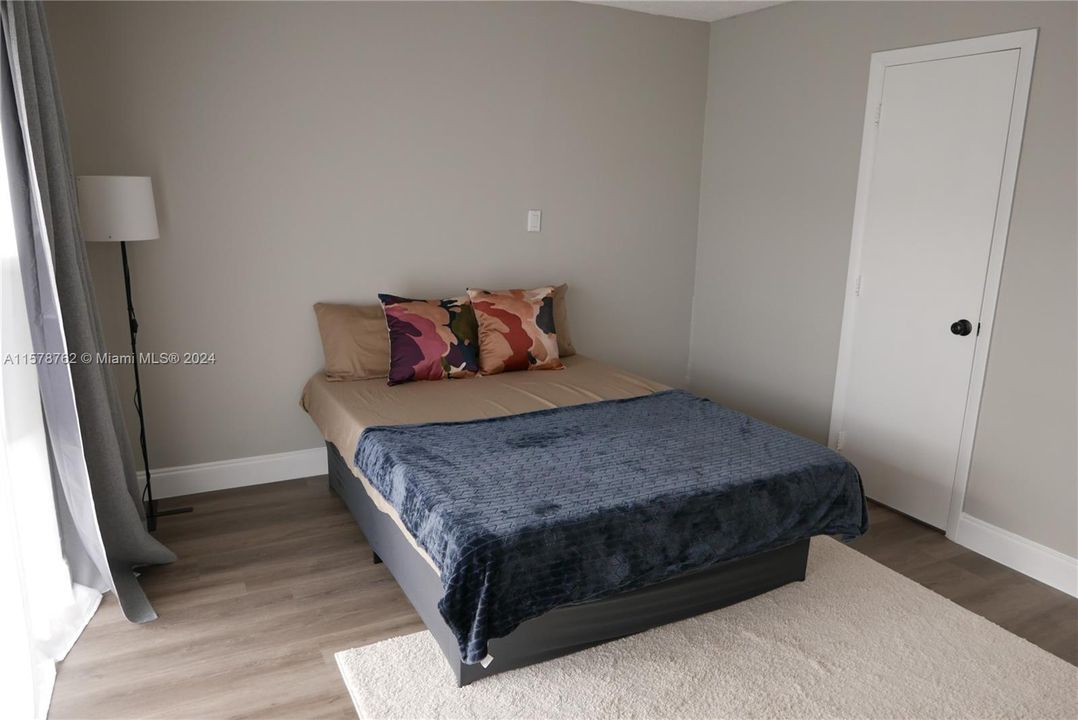 Active With Contract: $1,800 (1 beds, 1 baths, 620 Square Feet)