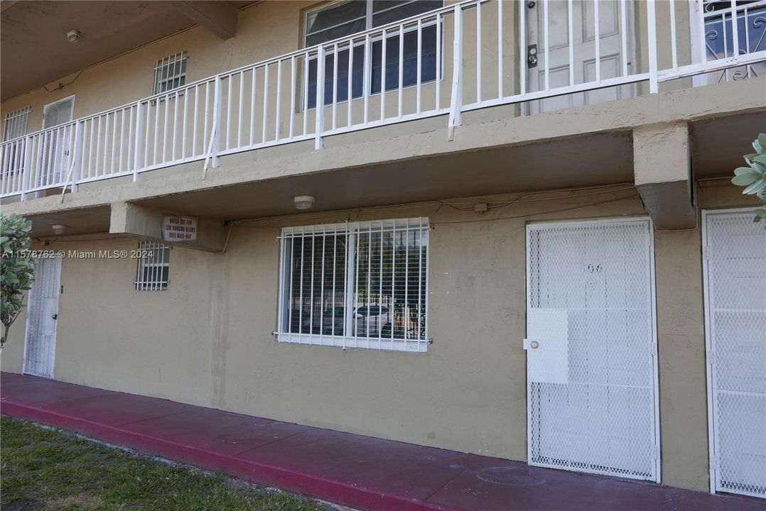 Active With Contract: $1,800 (1 beds, 1 baths, 620 Square Feet)