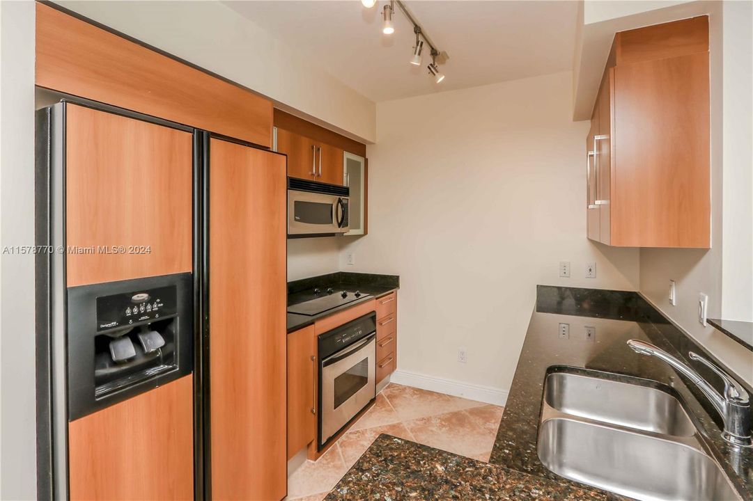 For Rent: $3,000 (1 beds, 1 baths, 846 Square Feet)