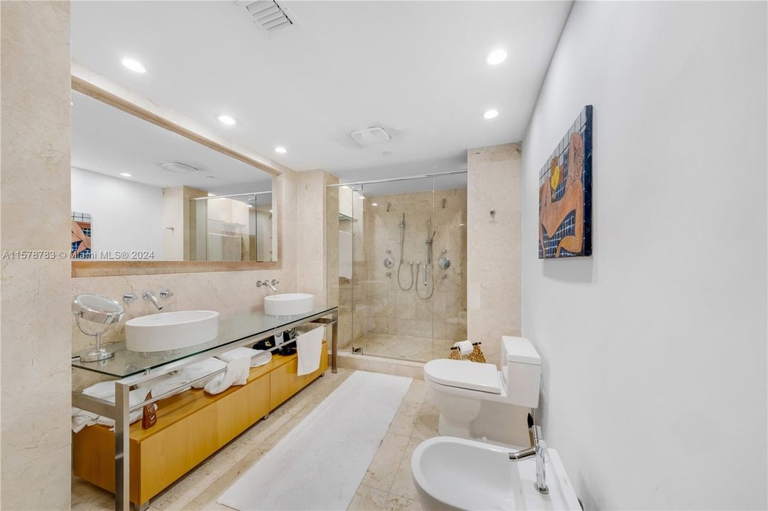 合同活跃: $5,500 (2 贝兹, 2 浴室, 1700 平方英尺)