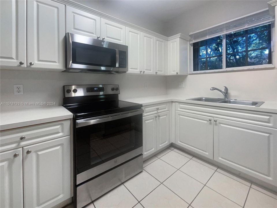 For Sale: $266,000 (2 beds, 2 baths, 1048 Square Feet)