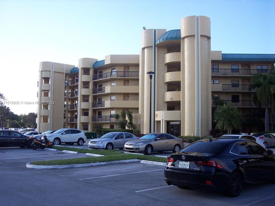 Active With Contract: $1,950 (2 beds, 2 baths, 1000 Square Feet)