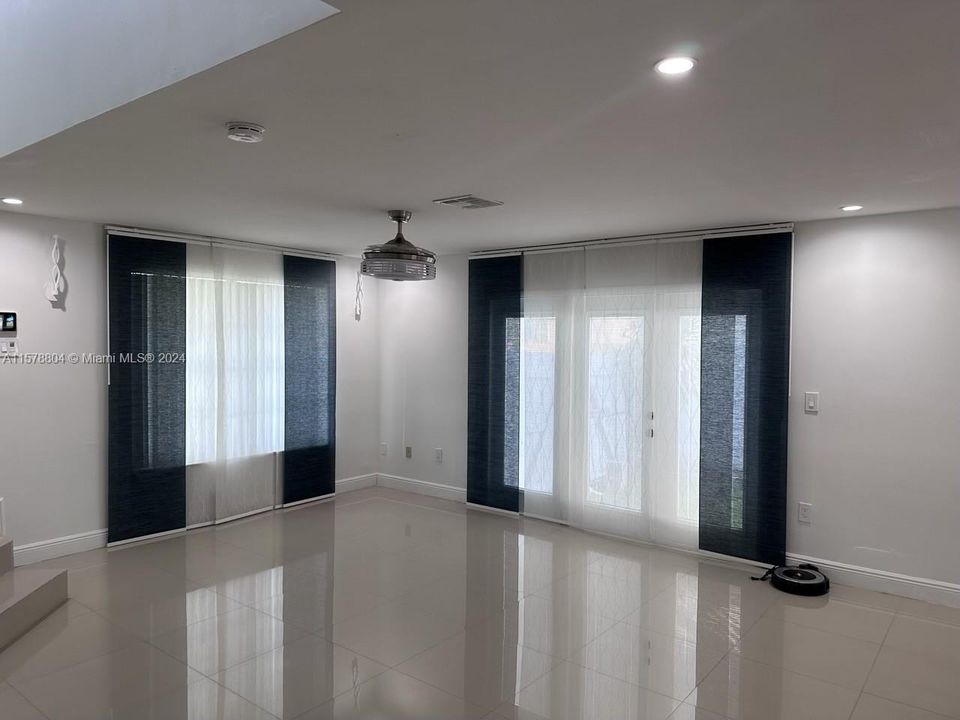 Vendido Recientemente: $670,000 (4 camas, 2 baños, 2178 Pies cuadrados)