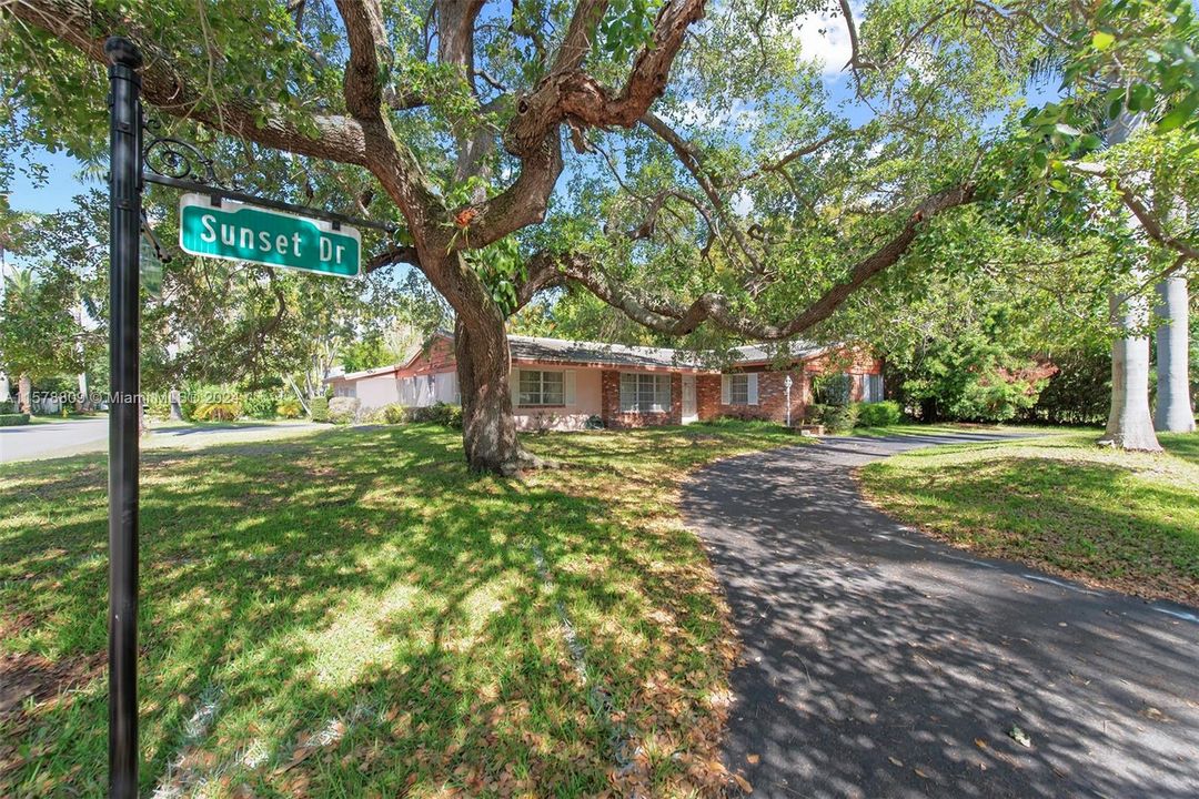 For Sale: $6,495,000 (4 beds, 3 baths, 2225 Square Feet)