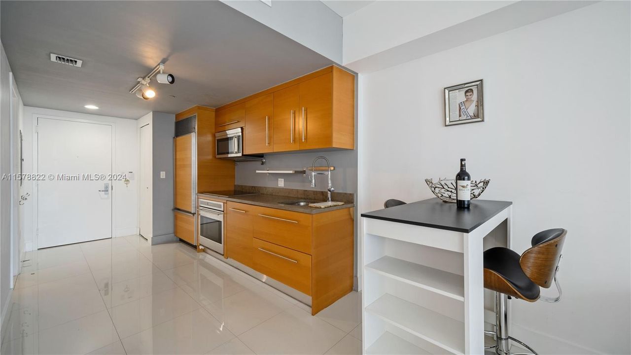 For Rent: $3,800 (1 beds, 1 baths, 597 Square Feet)