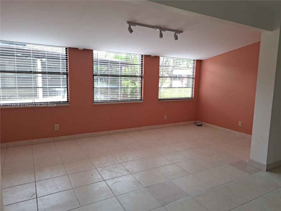 For Sale: $245,000 (2 beds, 2 baths, 1000 Square Feet)