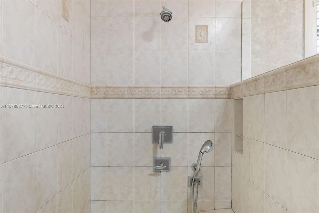 Activo con contrato: $999,999 (4 camas, 3 baños, 4031 Pies cuadrados)