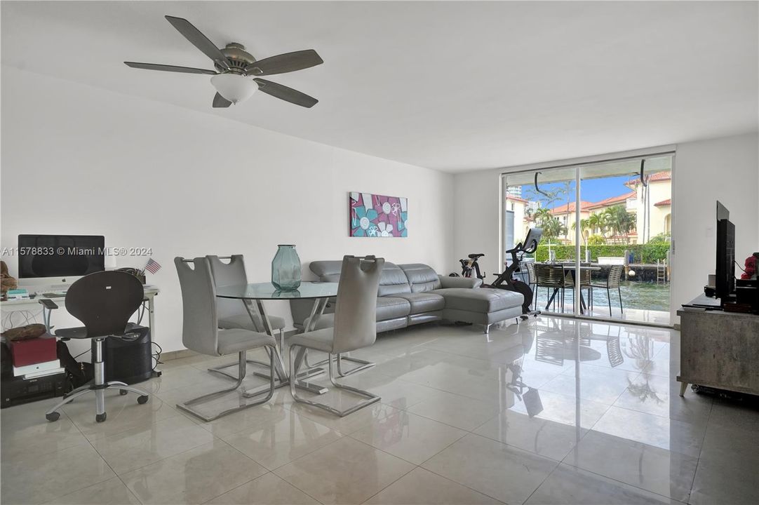 For Sale: $465,000 (2 beds, 2 baths, 837 Square Feet)