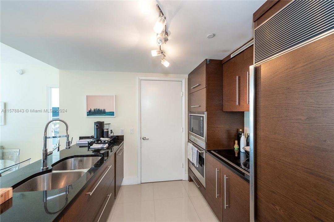 Recientemente alquilado: $4,900 (2 camas, 2 baños, 1012 Pies cuadrados)