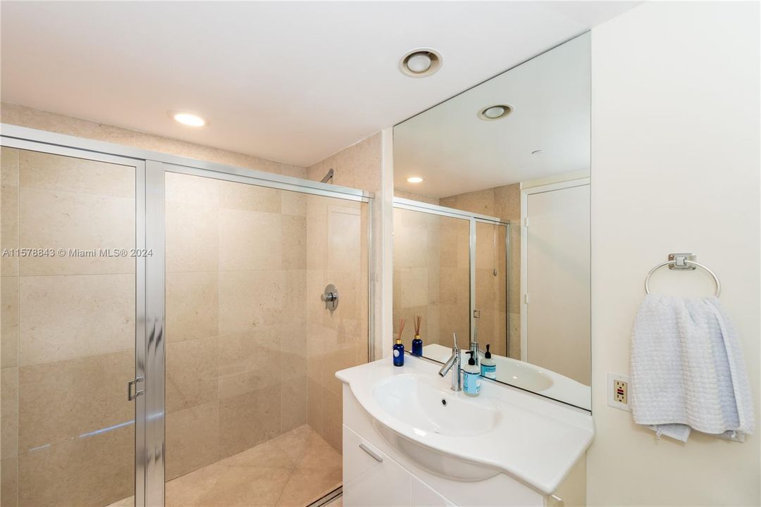 Recientemente alquilado: $4,900 (2 camas, 2 baños, 1012 Pies cuadrados)