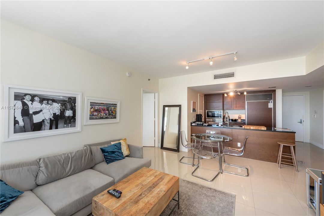 Recientemente alquilado: $4,900 (2 camas, 2 baños, 1012 Pies cuadrados)